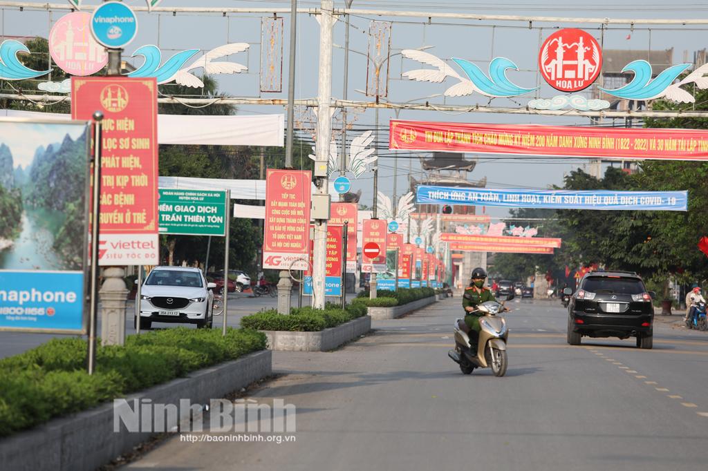 Đường phố Ninh Bình rực rỡ cờ hoa hướng về sự kiện trọng đại của tỉnh
