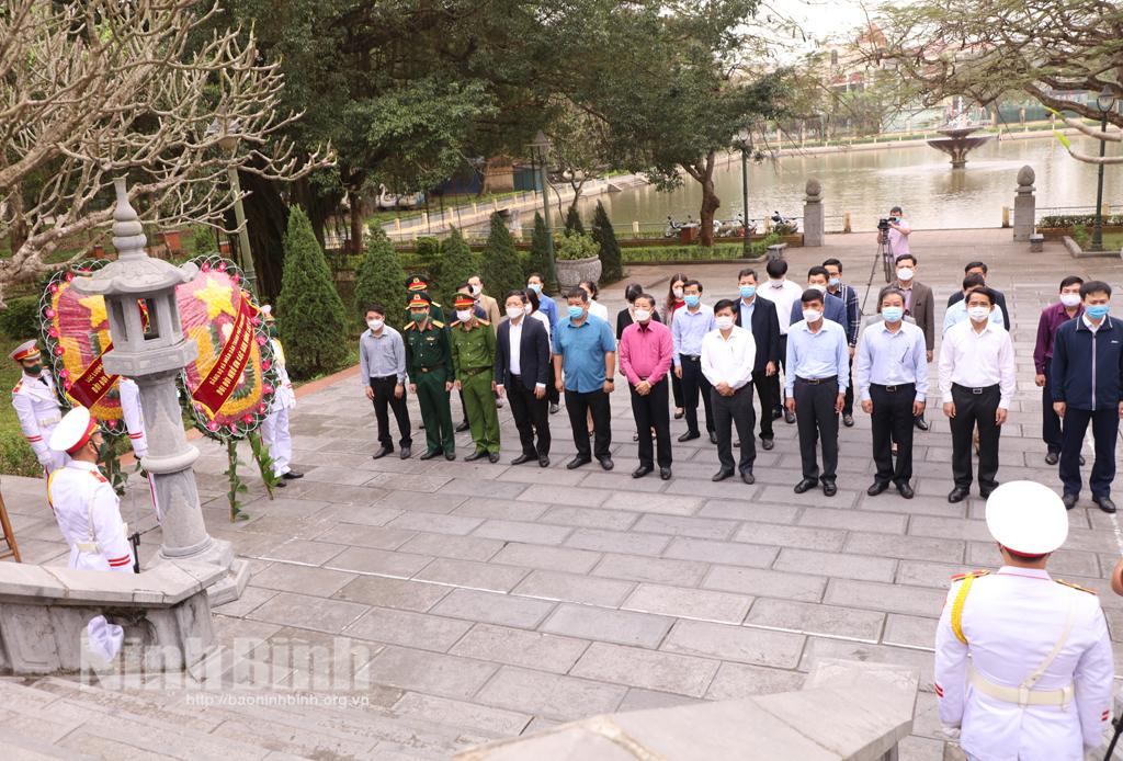 Thành phố Ninh Bình dâng hương tưởng niệm các Anh hùng liệt sĩ