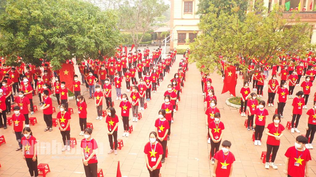 Sân trường rực màu áo cờ đỏ sao vàng hướng về kỷ niệm 30 năm tái lập tỉnh