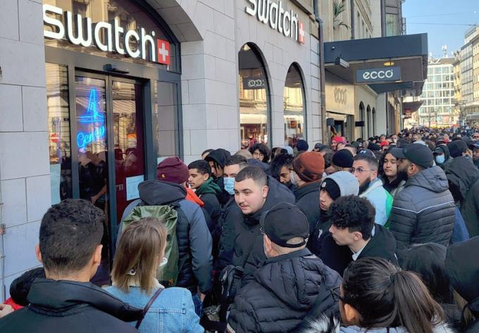 Khách chen chân mua đồng hồ Omega giá rẻ