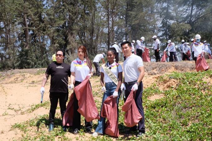 Miss Earth 2021 cùng hàng trăm người dọn rác biển Phan Thiết