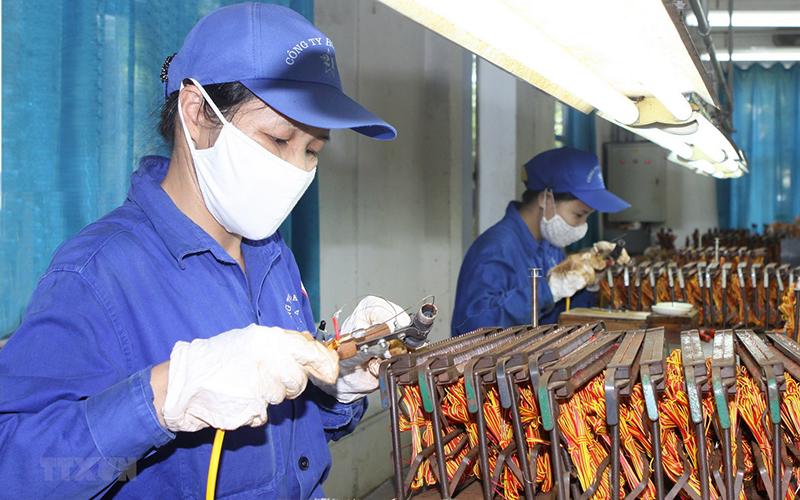 Chế độ đối với công nhân và viên chức quốc phòng chuyển ngành