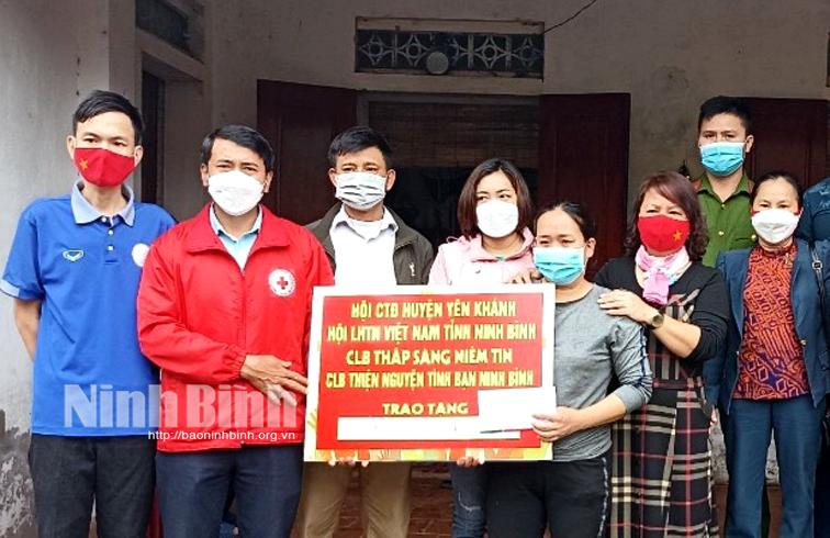 Hội Chữ thập đỏ huyện Yên Khánh trao quà cho hộ nghèo