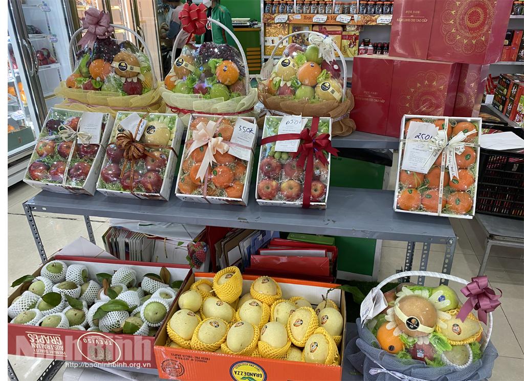 Thị trường ngày 8/3: Hoa tươi tăng giá, quà tặng trầm lắng