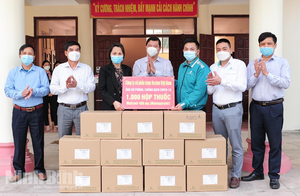 Ủy ban MTTQ Việt Nam tỉnh tiếp nhận ủng hộ phòng, chống dịch COVID-19