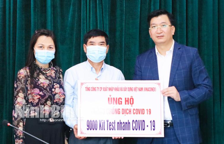 Ủy ban MTTQ tỉnh tiếp nhận ủng hộ phòng, chống dịch COVID-19