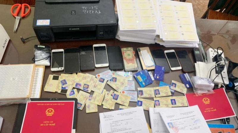 Triệt phá đường dây làm giấy phép lái xe giả quy mô lớn