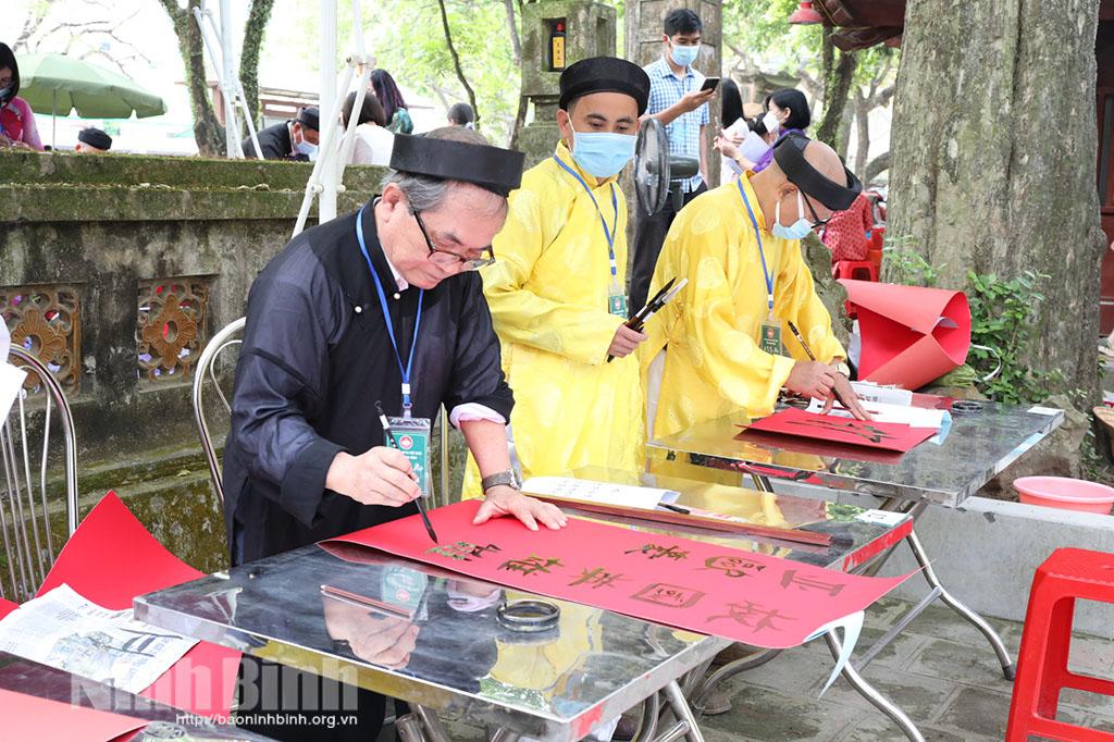 Nhiều hoạt động văn hóa, thể thao truyền thống tại Lễ hội Hoa Lư