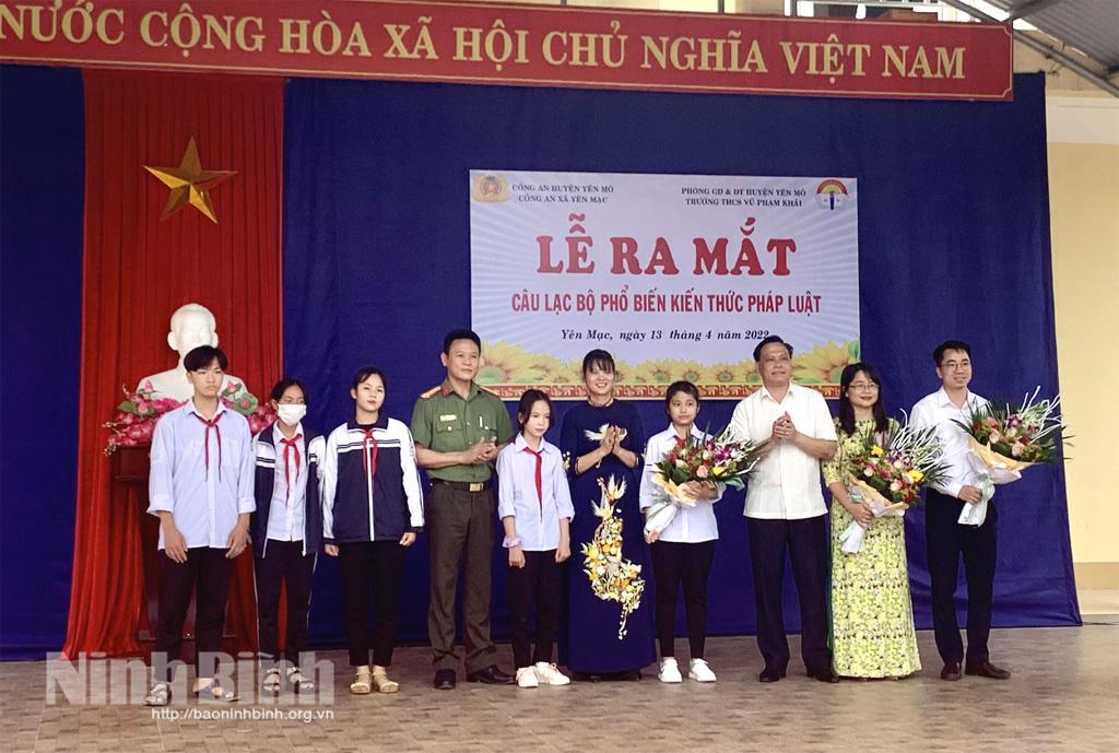 Ra mắt Câu lạc bộ phổ biến kiến thức pháp luật Trường THCS Vũ Phạm Khải