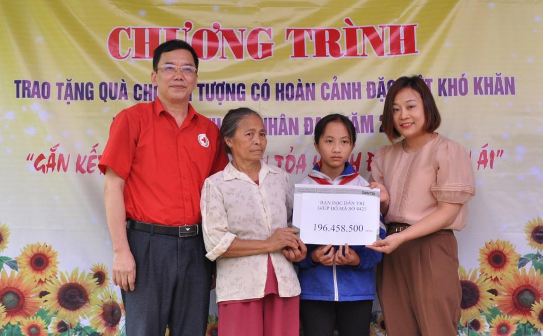 Tặng quà cho đối tượng có hoàn cảnh đặc biệt khó khăn tại huyện Nho Quan