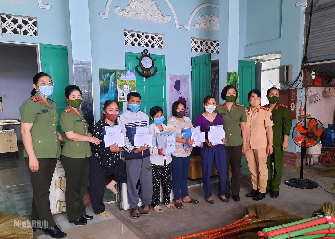 Hội Phụ nữ Công an tỉnh thăm, tặng quà HTX Phụ nữ khuyết tật