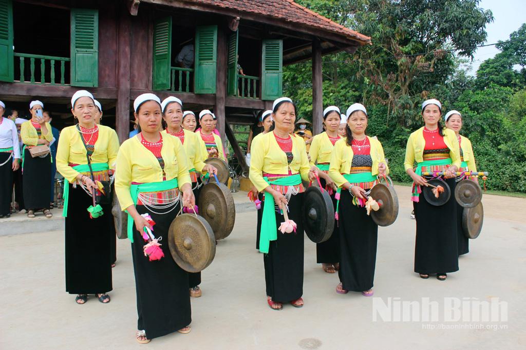 Nhịp chiêng xứ Mường dẫn nẻo về nguồn cội