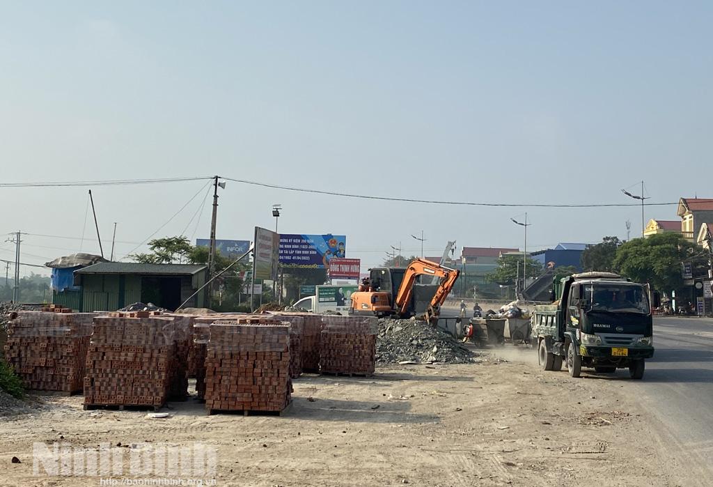 Nhếch nhác bãi tập kết vật liệu, rác thải ở xã Ninh An