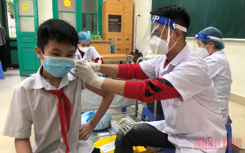 Trẻ nên chuẩn bị gì khi đi tiêm vaccine Covid-19?