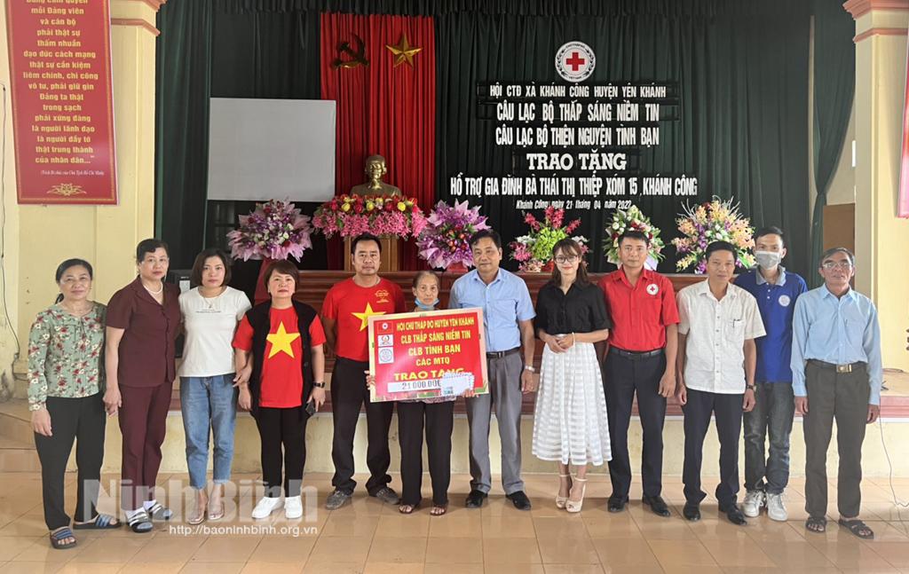 Trao tiền hỗ trợ gia đình bà Thái Thị Thiệp