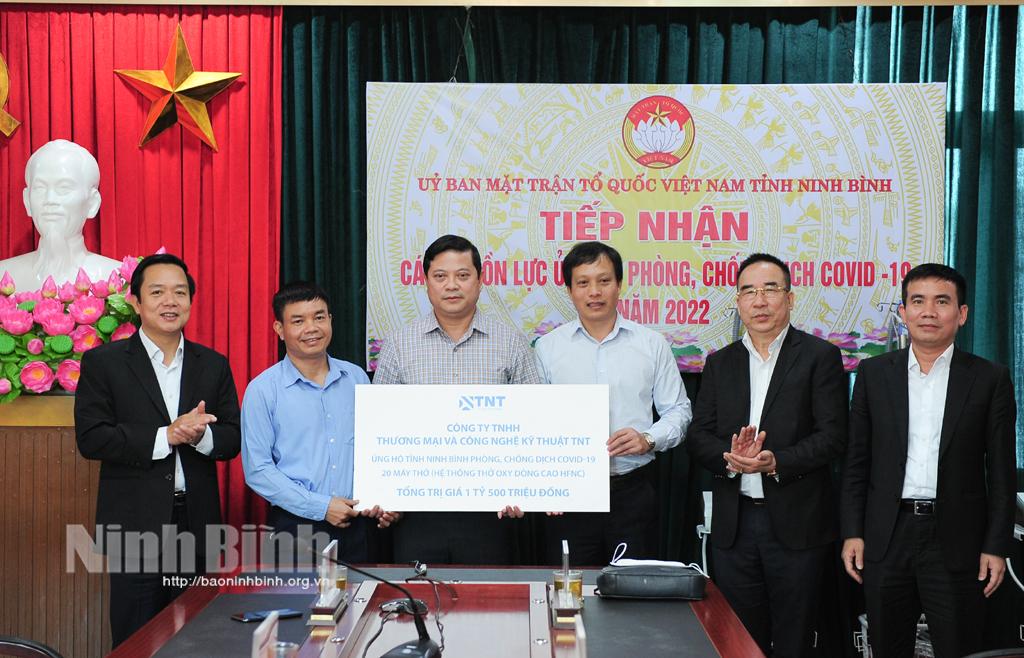 Ủy ban MTTQ Việt Nam tỉnh tiếp nhận ủng hộ phòng, chống dịch COVID-19