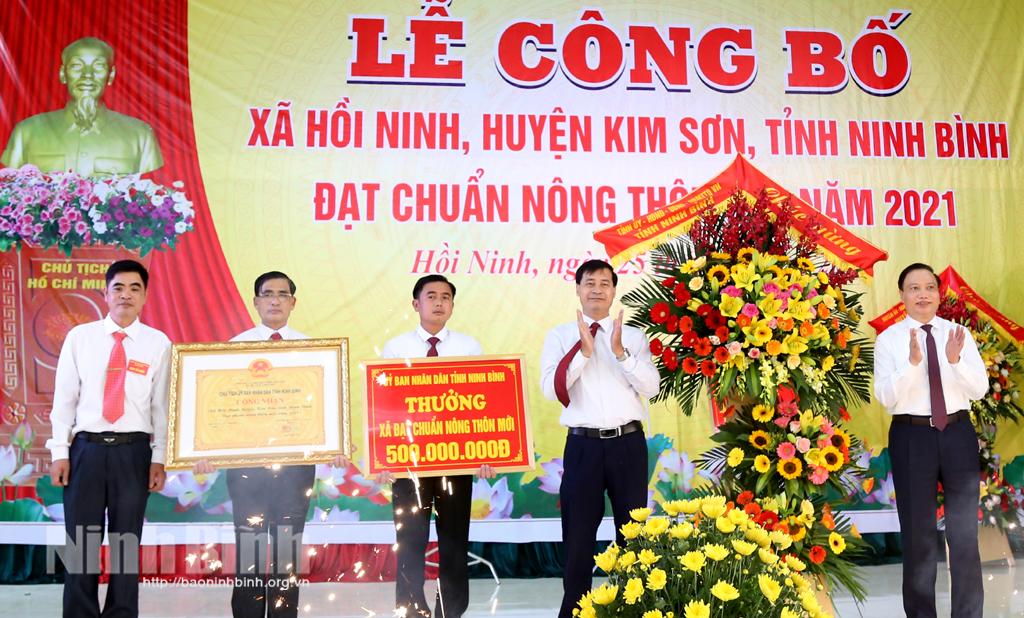 Hồi Ninh đón Bằng công nhận xã đạt chuẩn Nông thôn mới