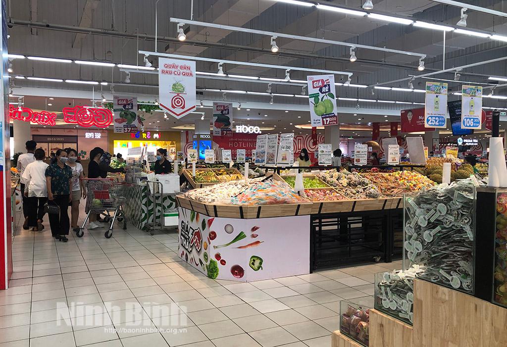 Các siêu thị, cửa hàng đua nhau giảm giá dịp 30/4