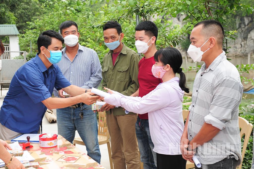 Giao vốn vay cho hội viên nông dân phát triển sản xuất