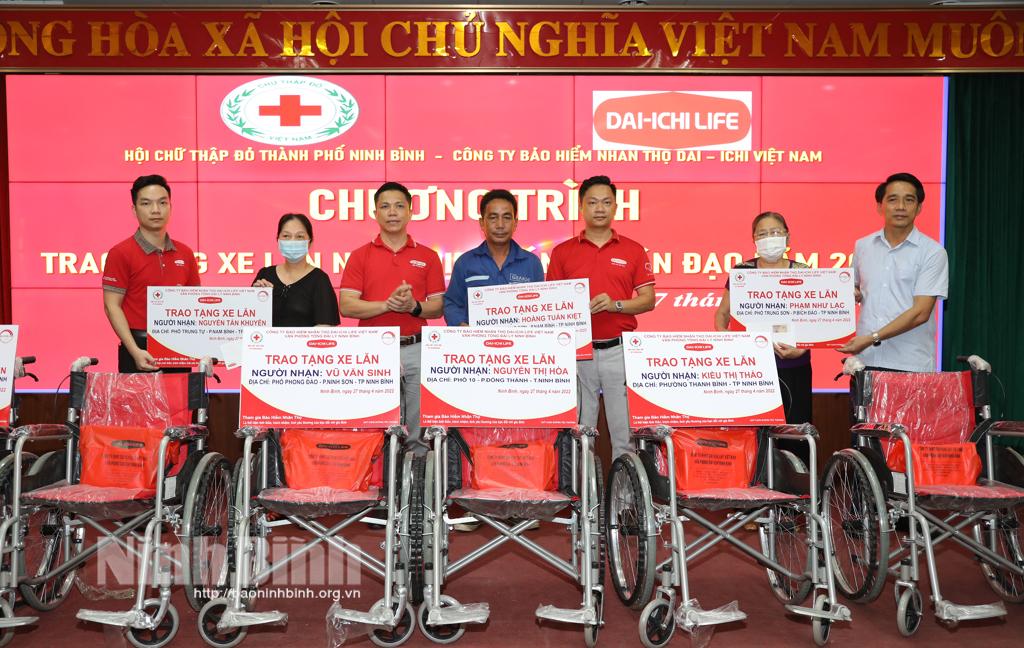 Tặng xe lăn cho người khuyết tật thành phố Ninh Bình