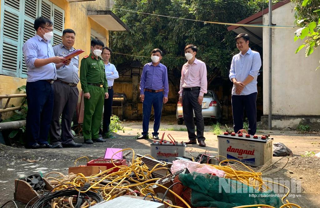 Tiêu hủy hàng loạt dụng cụ đánh bắt thủy sản trái phép