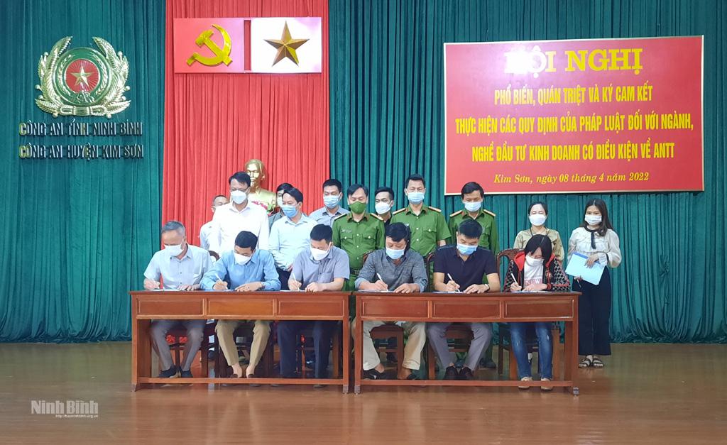Công an huyện Kim Sơn tuyên truyền các quy định của pháp luật đối với ngành, nghề kinh doanh có điều kiện về ANTT