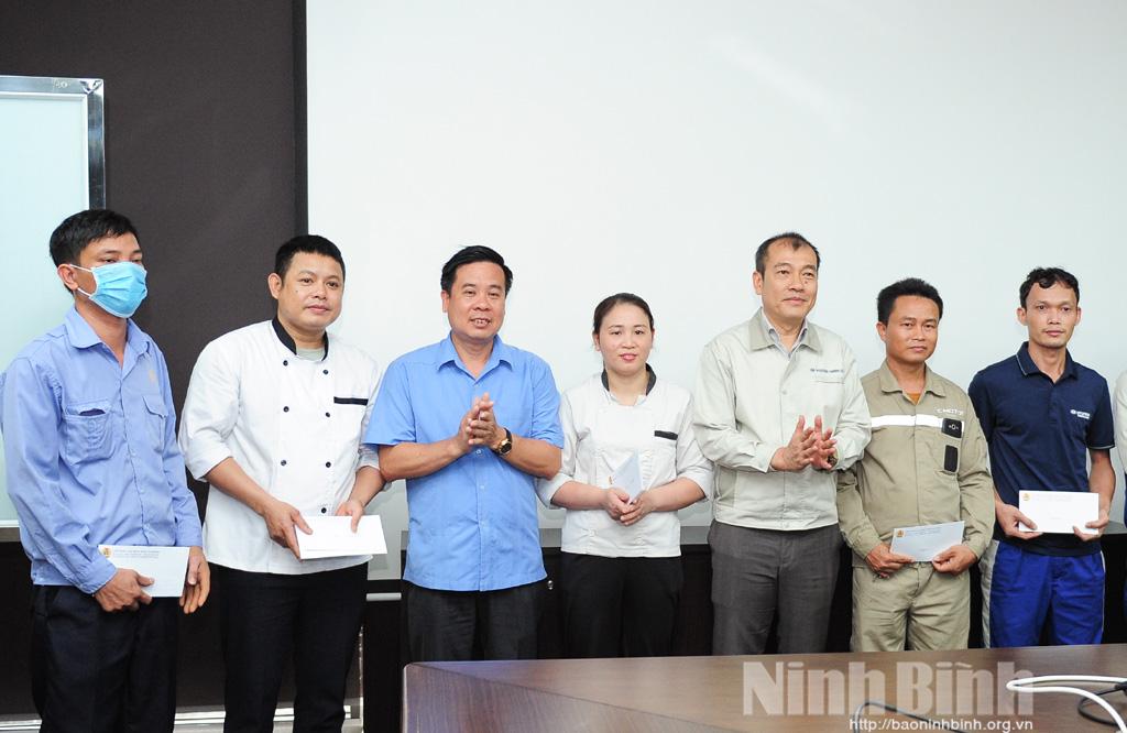 Thăm, tặng quà công nhân bị tai nạn lao động