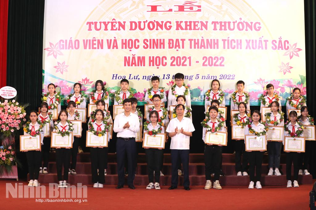 Hoa Lư tuyên dương khen thưởng giáo viên, học sinh đạt thành tích xuất sắc năm học 2021-2022