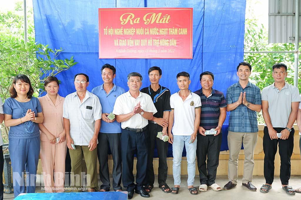 Ra mắt các Tổ hội nghề nghiệp và giao vốn vay cho hội viên nông dân