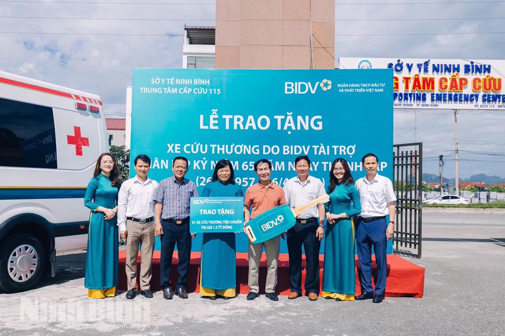 Trung tâm Cấp cứu 115 tiếp nhận xe cứu thương từ BIDV chi nhánh Ninh Bình