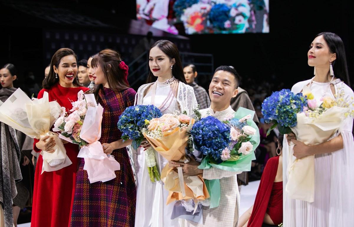 'Lãng du': BST thời trang độc đáo tái chế từ vỏ hàu và sợi hoa sen