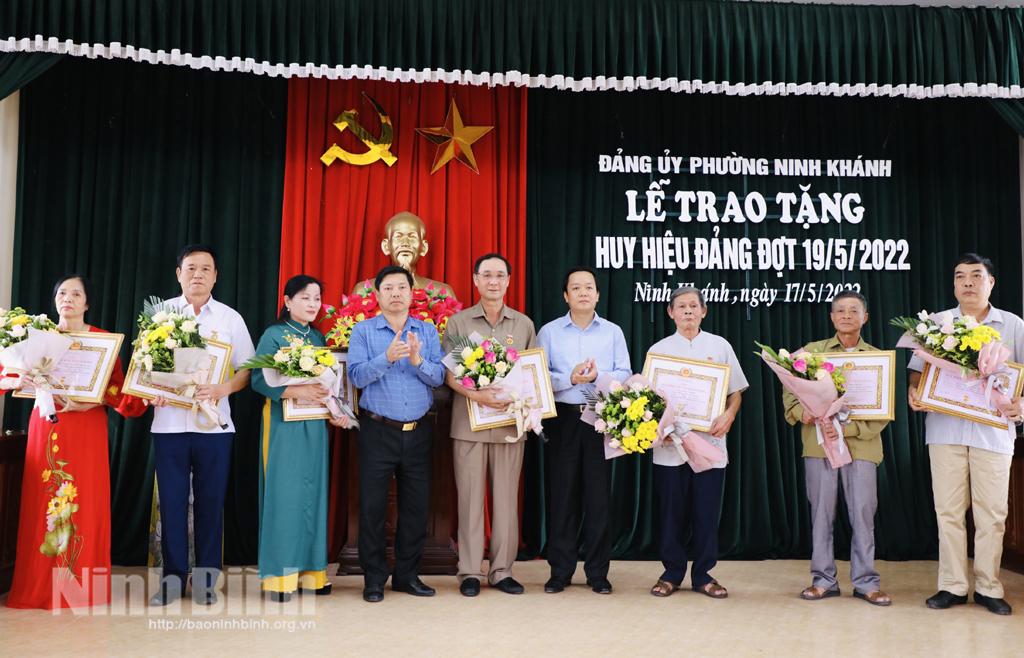 Đồng chí Chủ tịch UBND tỉnh dự lễ trao tặng Huy hiệu Đảng tại Đảng bộ phường Ninh Khánh