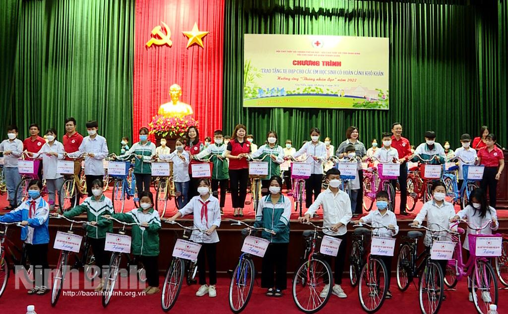 Tặng xe đạp cho 52 học sinh có hoàn cảnh khó khăn ở huyện Gia Viễn