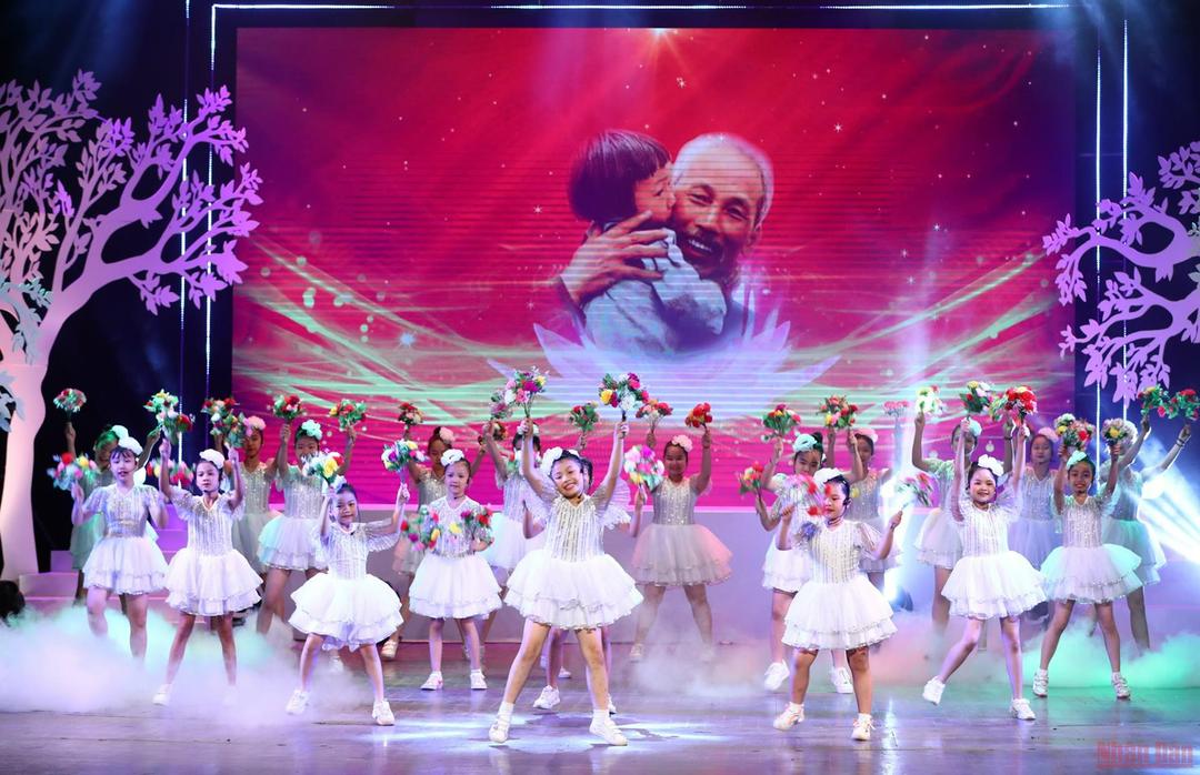 Lắng đọng chương trình nghệ thuật "Bác Hồ một tình yêu bao la"