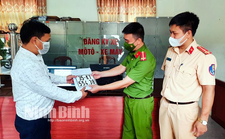 Ngày đầu triển khai đăng ký, cấp biển số xe ô tô, xe máy tại Công an huyện và xã