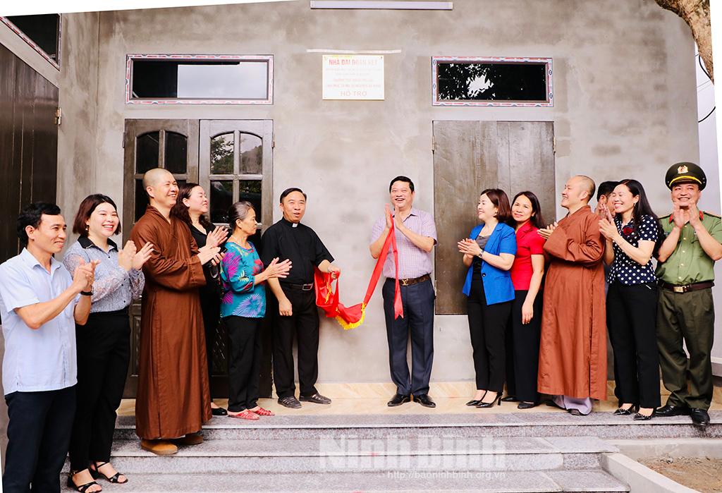 Khánh thành 2 ngôi nhà đại đoàn kết tặng hộ nghèo