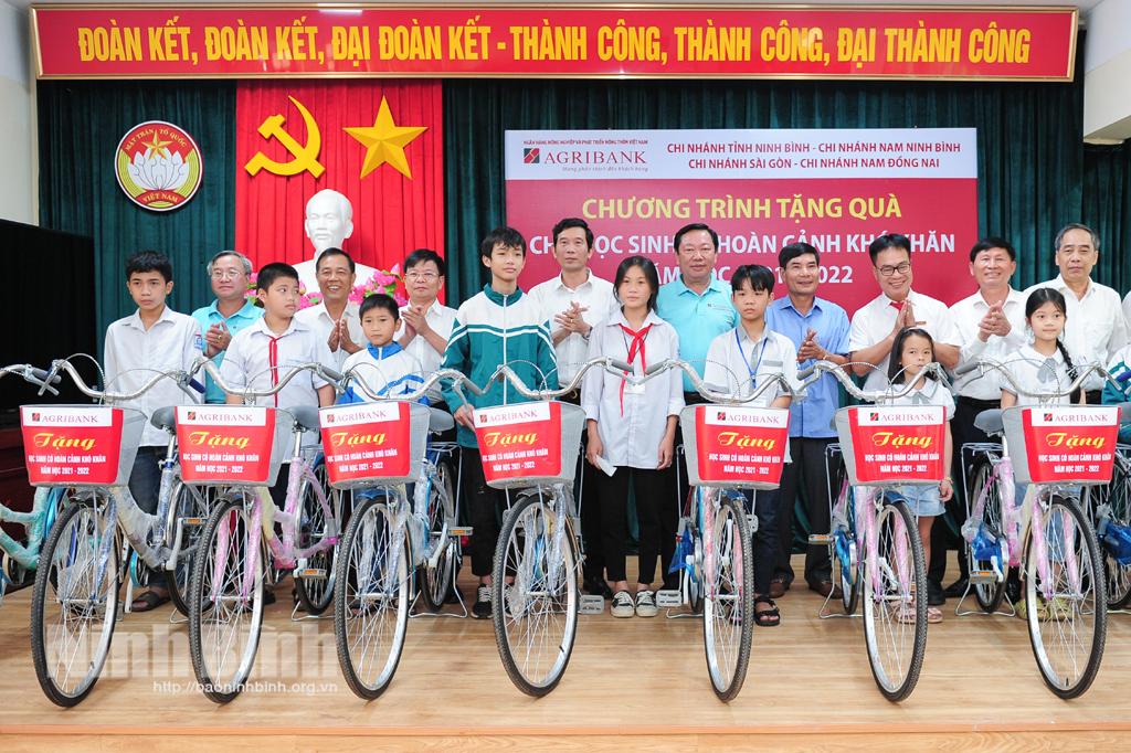 Tiếp nhận, trao tặng xe đạp cho học sinh có hoàn cảnh khó khăn
