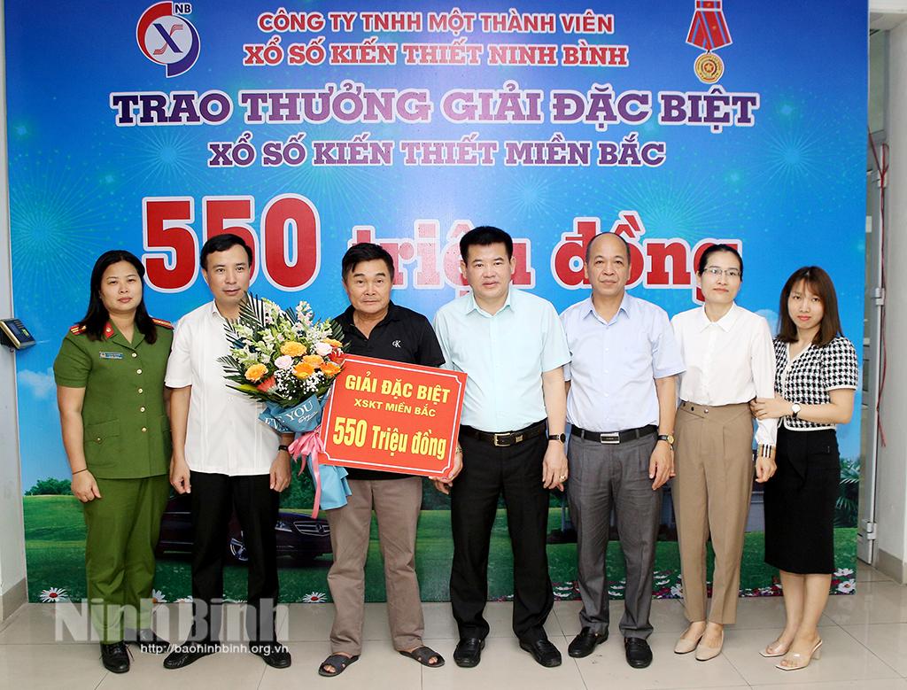 Trao giải đặc biệt Xổ số kiến thiết miền Bắc trị giá 550 triệu đồng