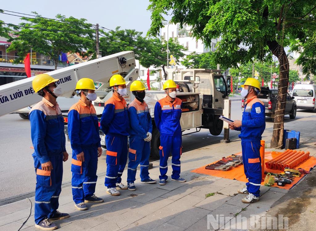 Công nhân "Hotline", nỗ lực vì dòng điện không ngừng chảy