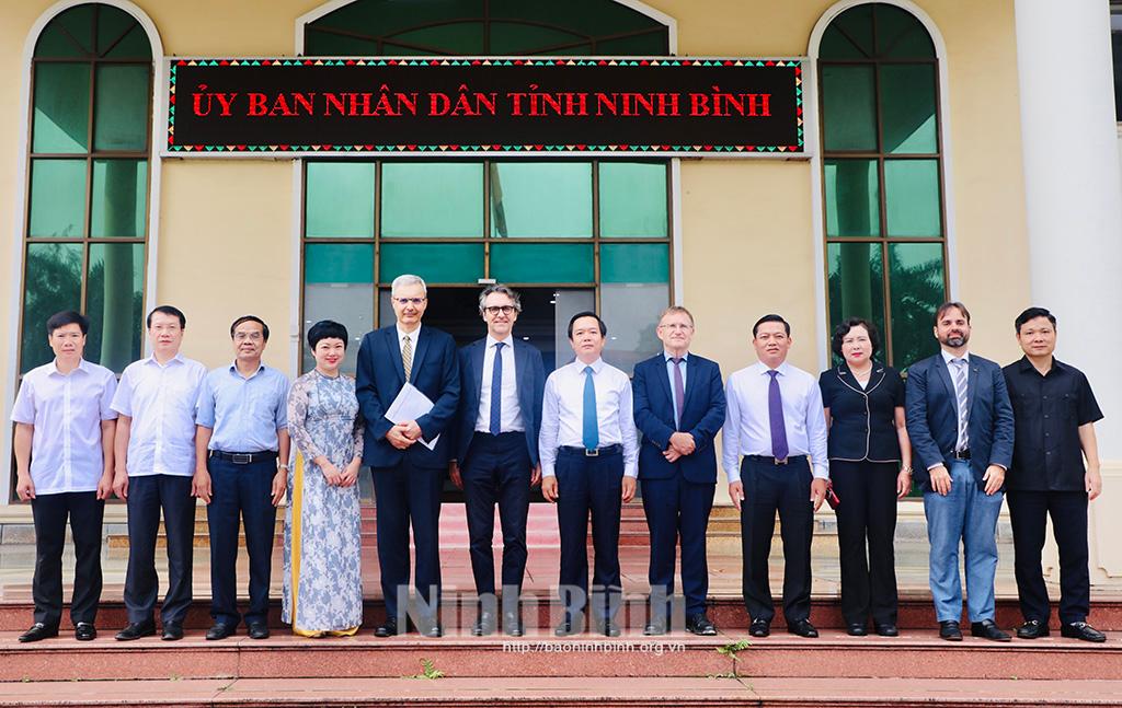 Chairman of Ninh Binh provincial People's Committee receives international officials
