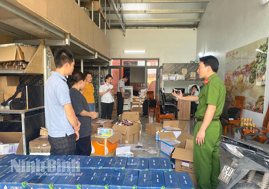 Phát hiện số lượng lớn vật tư, vắc xin, thuốc thú y không có hóa đơn chứng từ