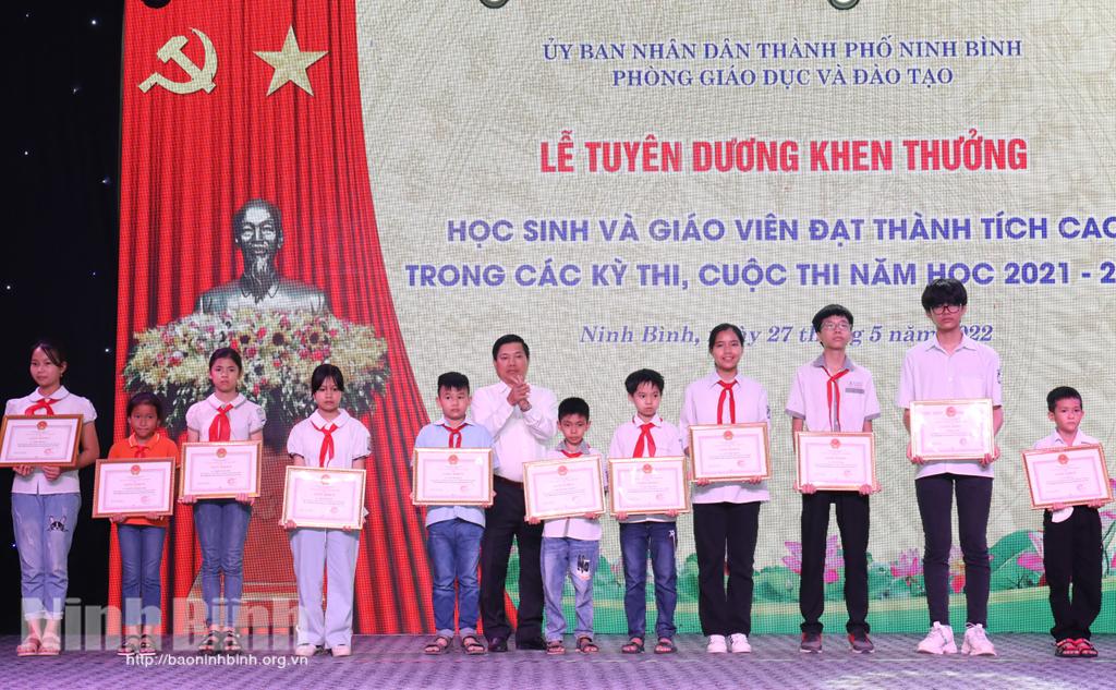 Thành phố Ninh Bình tuyên dương, khen thưởng học sinh giỏi năm học 2021-2022