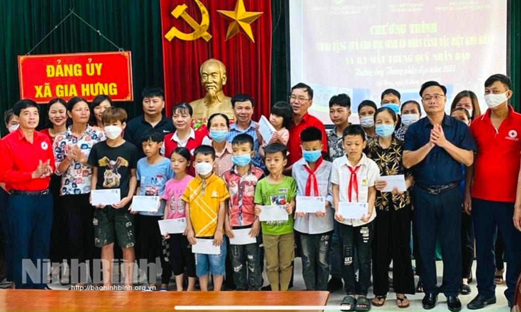 Trao quà cho học sinh có hoàn cảnh đặc biệt khó khăn