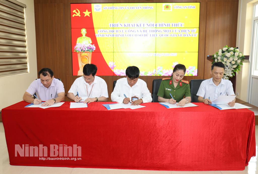 Triển khai kết nối chính thức Cổng dịch vụ công và hệ thống Một cửa điện tử tỉnh Ninh Bình với Cơ sở dữ liệu quốc gia về dân cư