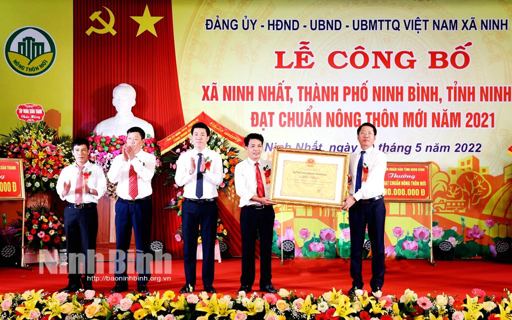Ninh Nhất đón Bằng công nhận xã đạt chuẩn Nông thôn mới
