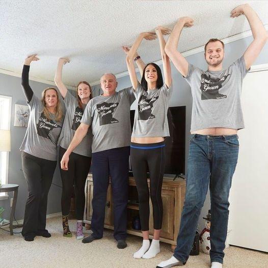 Gia đình cao nhất thế giới có chiều cao trung bình trên 2 mét