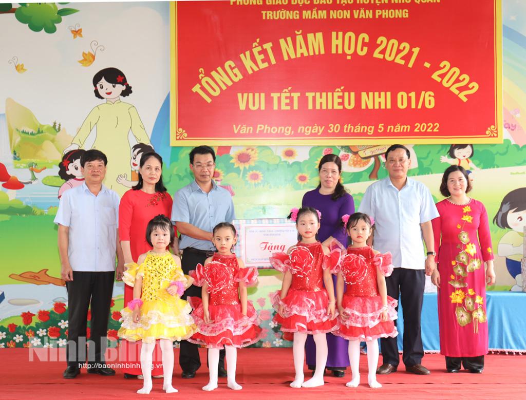 Đồng chí Phó Chủ tịch HĐND tỉnh thăm, tặng quà Trường Mầm non Văn Phong