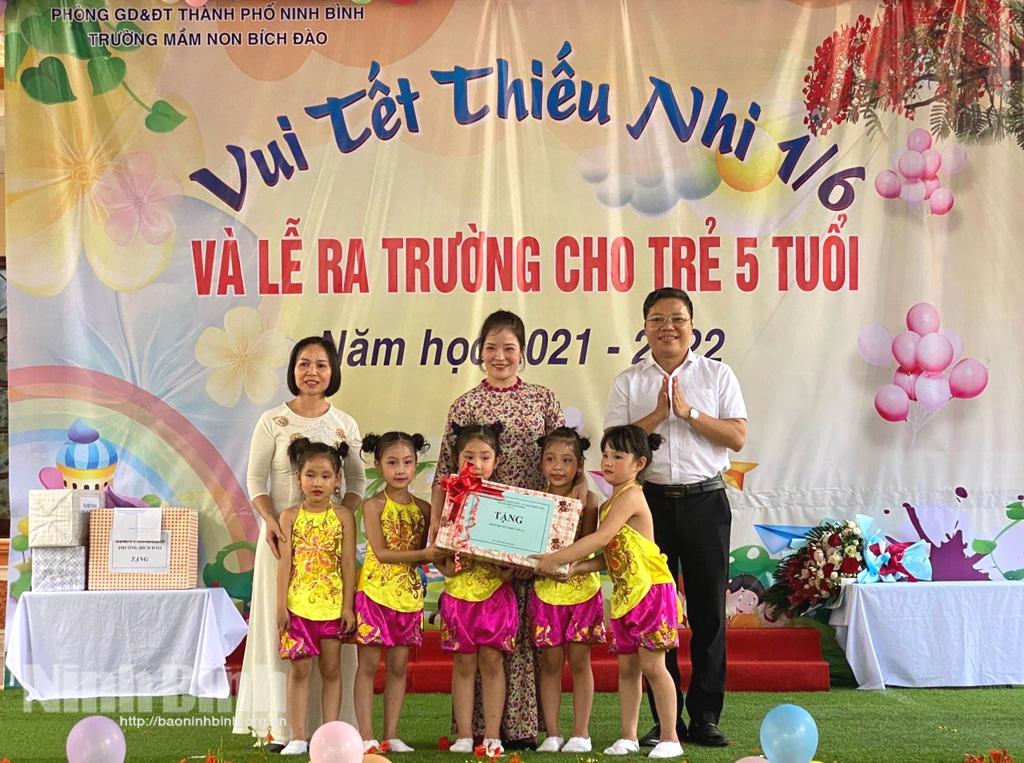 Lãnh đạo thành phố Ninh Bình thăm, tặng quà ngày Quốc tế thiếu nhi 1/6