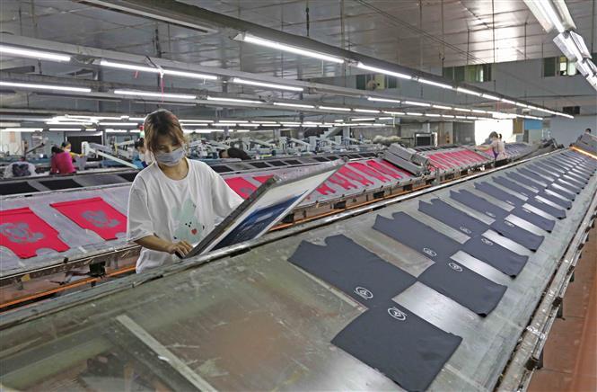 Mở cửa kinh tế, doanh nghiệp dần "hồi sinh"