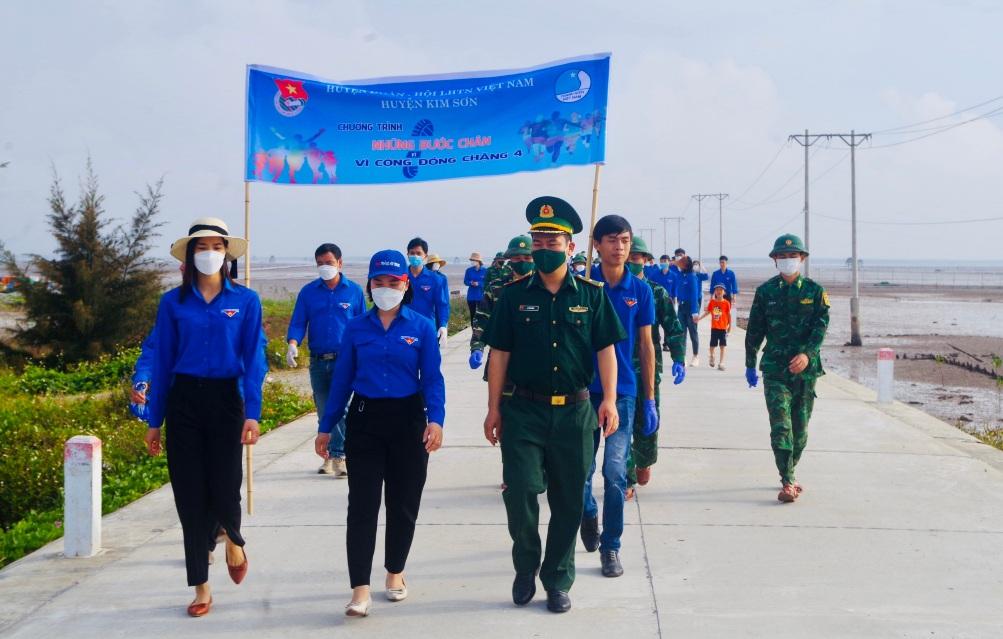 Tuổi trẻ Kim Sơn ra quân làm sạch bờ biển và hưởng ứng Chương trình "Những bước chân vì cộng đồng chặng 4"